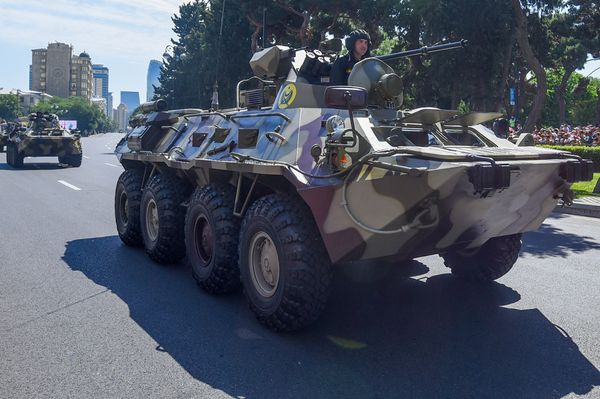 Военный парад по случаю 100-летнего юбилея создания Вооруженных сил Азербайджана. Баку, площадь Азадлыг, 26 июня 2018 года - Sputnik Азербайджан
