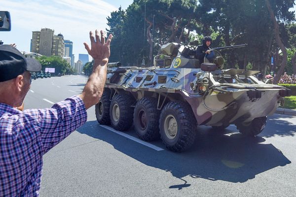 Военный парад по случаю 100-летнего юбилея создания Вооруженных сил Азербайджана. Баку, площадь Азадлыг, 26 июня 2018 года - Sputnik Азербайджан