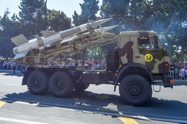 Военный парад по случаю 100-летнего юбилея создания Вооруженных сил Азербайджана. Баку, площадь Азадлыг, 26 июня 2018 года - Sputnik Азербайджан