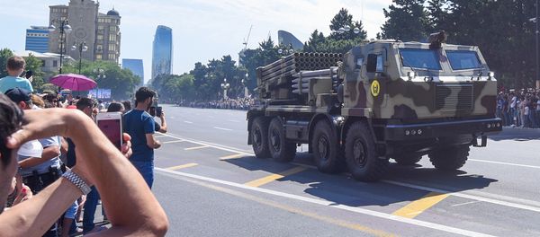 Военный парад по случаю 100-летнего юбилея создания Вооруженных сил Азербайджана. Баку, площадь Азадлыг, 26 июня 2018 года - Sputnik Азербайджан