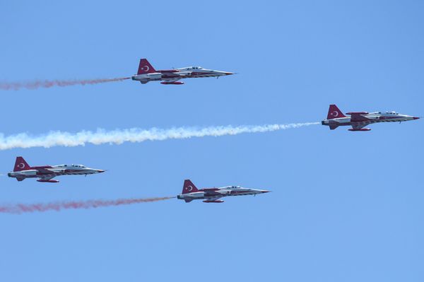 Авиашоу самолетов F-16 и F-5 пилотажной группы SOLOTÜRK и Türk Yıldızları ВВС Турции - Sputnik Азербайджан