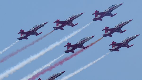 Авиашоу самолетов F-16 и F-5 пилотажной группы SOLOTÜRK и Türk Yıldızları ВВС Турции - Sputnik Азербайджан