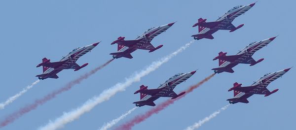 Авиашоу самолетов F-16 и F-5 пилотажной группы SOLOTÜRK и Türk Yıldızları ВВС Турции - Sputnik Азербайджан