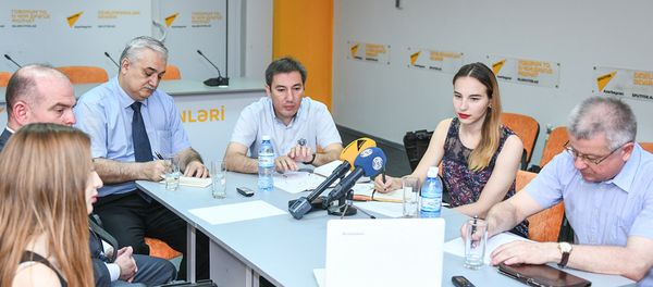 Круглый стол на тему: Перспективы развития экономических проектов на пространстве Большой Евразии: каспийское измерение - Sputnik Азербайджан