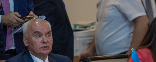 Заместитель министра иностранных дел Азербайджана Махмуд Мамедгулиев на 38-ом заседании глав МИД ОЧЭС (27 июня 2018). Еревaн - Sputnik Азербайджан
