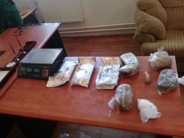 Наркотические вещества общим весом 8 кг 405 граммов (включая 6 кг 115 г опиума, 250 г метафетамина, 1 кг гашиша, 1 кг 40 г героина) - Sputnik Азербайджан
