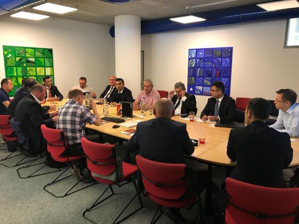 Встреча азербайджанских компаний-производителей фундука с представителями швейцарских компаний GN-company, Delica и Varistor - Sputnik Азербайджан