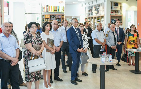 Церемония презентации книги-фотоальбома Исторический центр Еревана (Иревана). Согласно архивным материалам и старинным фото - Sputnik Азербайджан