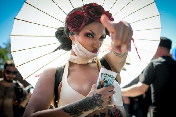Посетительница на французском музыкальном рок-фестивале Hellfest - Sputnik Азербайджан