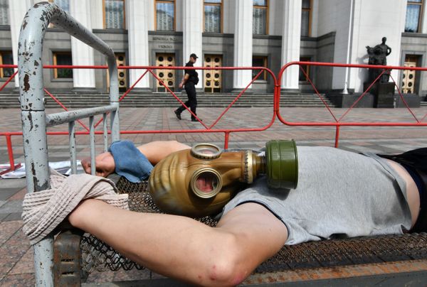Акция протеста против пыток перед украинским парламентом в Международный день в поддержку жертв пыток - Sputnik Азербайджан