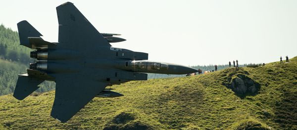 Американский истребитель F-15 пролетает над полями местечка Долгеллау на севере Уэльса - Sputnik Азербайджан
