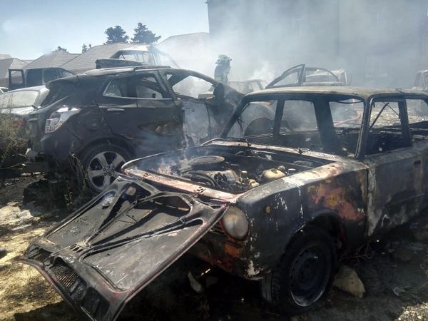 Пожар на штрафной стоянке Главного управления дорожной полиции в Низаминском районе Баку  - Sputnik Азербайджан