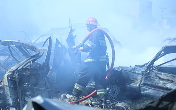 Пожар на штрафной стоянке Главного управления дорожной полиции в Низаминском районе Баку  - Sputnik Азербайджан