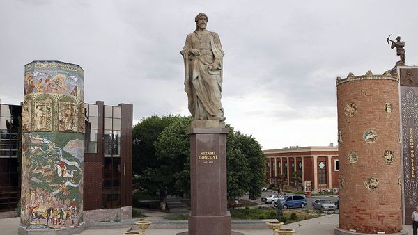 Памятник Низами Гянджеви в городе Гянджа - Sputnik Азербайджан