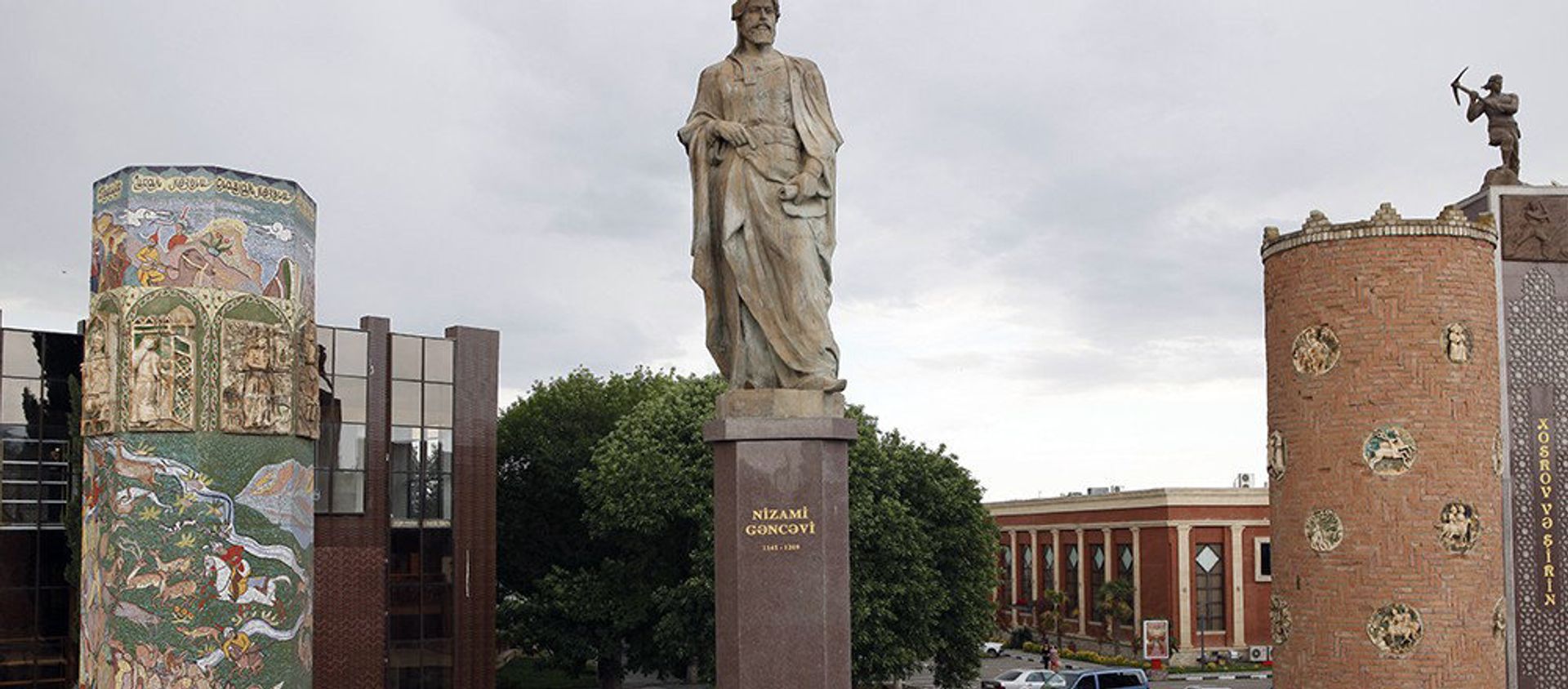 Памятник Низами Гянджеви в городе Гянджа - Sputnik Азербайджан, 1920, 09.03.2021