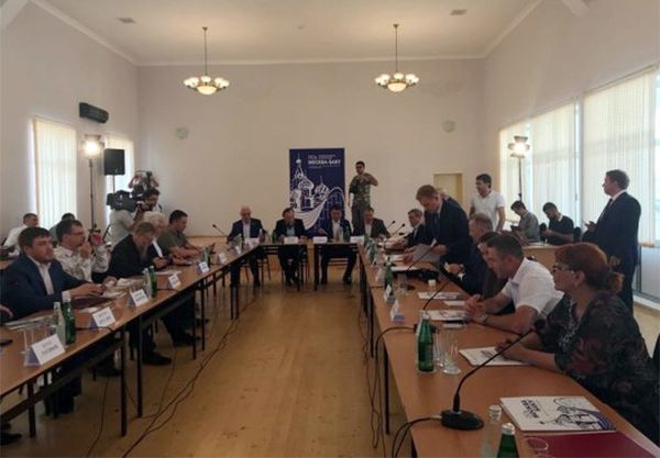 Депутаты Госдумы РФ перед началом конференции Азербайджан - единственный союзник России на Кавказе. Азербайджан, Джебраильский район, село Джоджуг Мерджанлы. 1 июля 2018 года - Sputnik Азербайджан