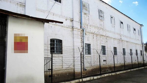 Крытая тюрьма в оккупированном Арменией азербайджанском городе Шуша, фото 2002 года - Sputnik Азербайджан