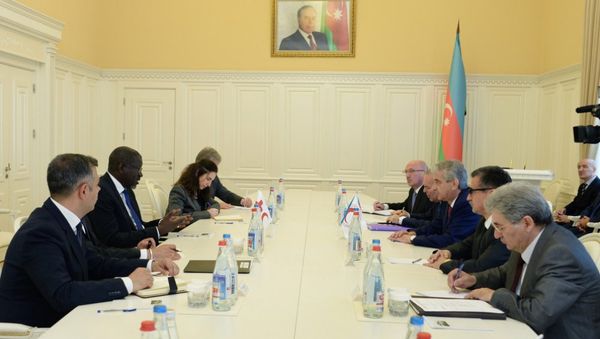 Заместитель премьер министра Азербайджана Али Ахмедов на встрече с делегацией Международной федерации обществ Красного Креста и Красного Полумесяца - Sputnik Азербайджан