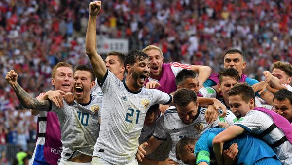 Игроки сборной России радуются победе в матче 1/8 финала чемпионата мира по футболу между сборными Испании и России - Sputnik Азербайджан