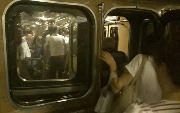 Эвакуация жителей из вагонов метро в туннеле между станциями Гянджлик и Нариман Нариманов - Sputnik Азербайджан