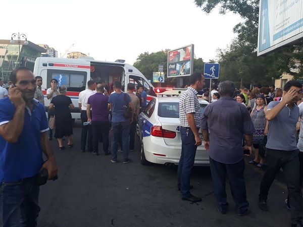 Автомобили полиции и скорой помощи у выхода станции метро Нариман Нариманов. 3 июля 2018 года - Sputnik Азербайджан