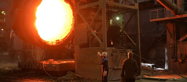 Рабочие в кислородно-конвертерном цехе металлургического комбината, фото из архива - Sputnik Азербайджан