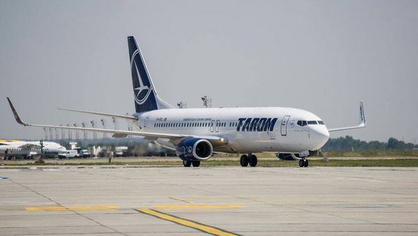 Самолет румынской авиакомпании Tarom - Sputnik Азербайджан
