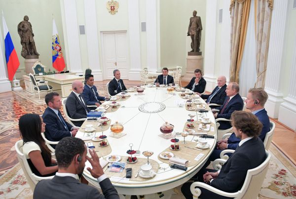 Президент РФ Владимир Путин во время встречи с легендами мирового футбола - Sputnik Азербайджан