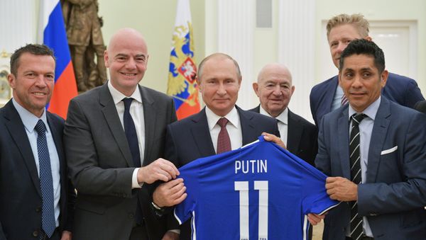 Президент РФ В. Путин встретился с легендами мирового футбола - Sputnik Азербайджан