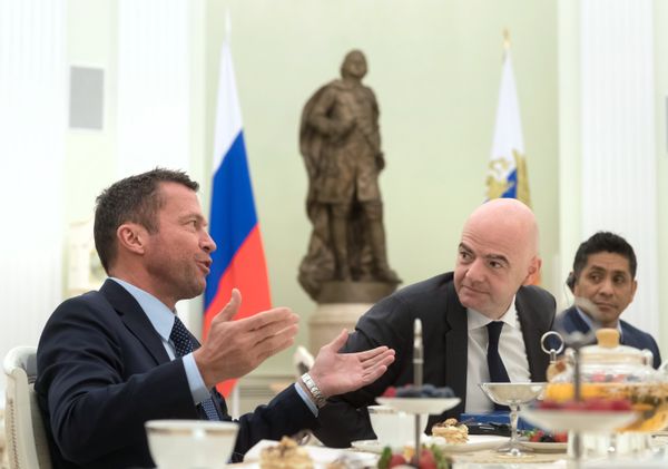 Футболист сборной Германии Лотар Маттеус, глава Международной федерации футбола (ФИФА) Джанни Инфантино и мексиканский футболист Хорхе Кампос Наваррете (слева направо) во время встречи президента РФ Владимира Путина с легендами мирового футбола - Sputnik Азербайджан