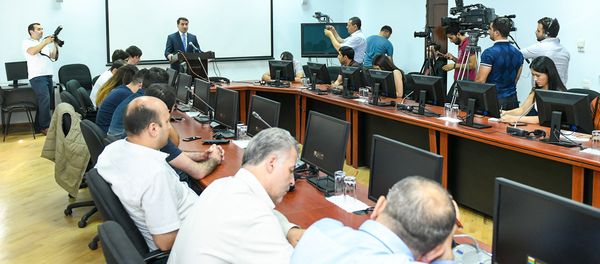 Пресс-конференция официального представителя министерства иностранных дел Азербайджана Хикмета Гаджиева. Баку, 11 июля 2018 года - Sputnik Азербайджан