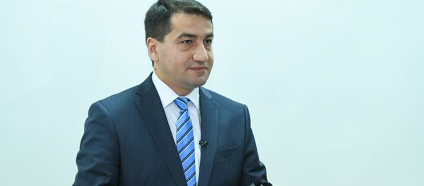 Официальный представитель министерства иностранных дел Азербайджана Хикмет Гаджиев в ходе пресс-конференции в Баку, 11 июля 2018 года - Sputnik Азербайджан