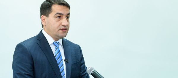 Официальный представитель министерства иностранных дел Азербайджана Хикмет Гаджиев в ходе пресс-конференции в Баку, 11 июля 2018 года - Sputnik Азербайджан
