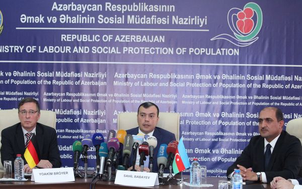 Визит делегации во главе с председателем немецкого Фонда страхования от увечий, председателем комиссии Международной ассоциации социального обеспечения Йоакимом Бреером в Азербайджан, 11 июля 2018 года - Sputnik Азербайджан