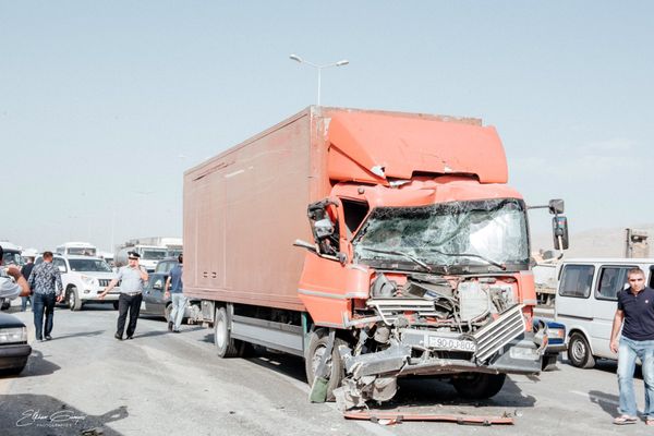 ДТП с участием грузовика и пассажирского автобуса в Баку, 12 июля 2018 года  - Sputnik Азербайджан