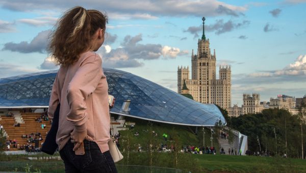 Девушка на фоне концертного зала Зарядье в Москве - Sputnik Азербайджан