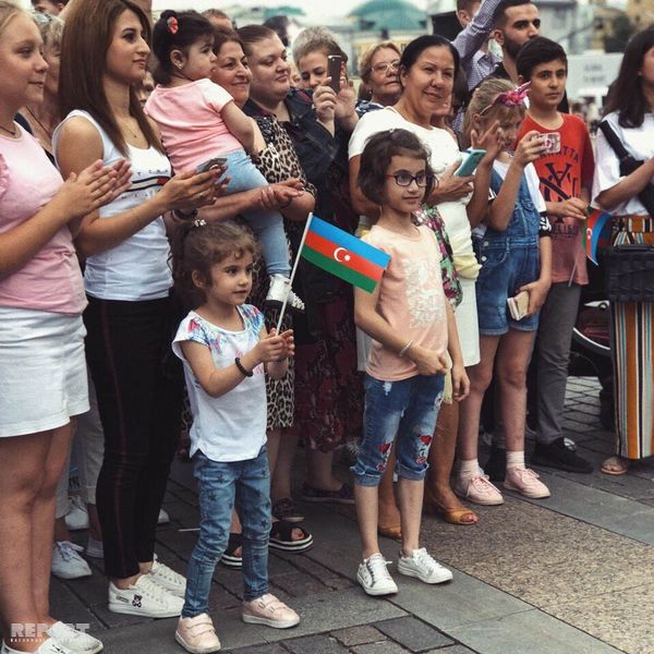 Флешмоб на Красной площади, организованный представителями азербайджанских общественных организаций Москвы и Московской области, 15 июля 2018 года - Sputnik Азербайджан