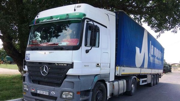 Следовавший из Азербайджана грузовой автомобиль с декоративными растениями, задержанный на российско-азербайджанской границе - Sputnik Азербайджан