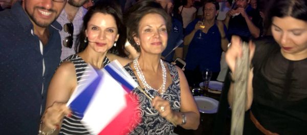 Посол Франции в Азербайджане Аурелия Бушез, третья слева, смотрит финальный матч чемпионата мира между сборными Франции и Хорватии. Баку, 15 июля 2018 года - Sputnik Азербайджан