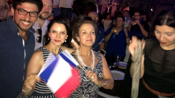 Посол Франции в Азербайджане Аурелия Бушез, третья слева, смотрит финальный матч чемпионата мира между сборными Франции и Хорватии. Баку, 15 июля 2018 года - Sputnik Азербайджан