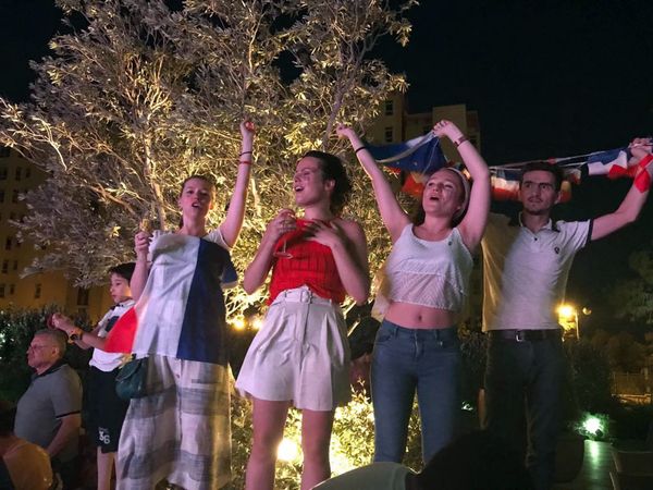 Французские болельщики смотрят финальный матч чемпионата мира между сборными Франции и Хорватии. Баку, 15 июля 2018 года - Sputnik Азербайджан
