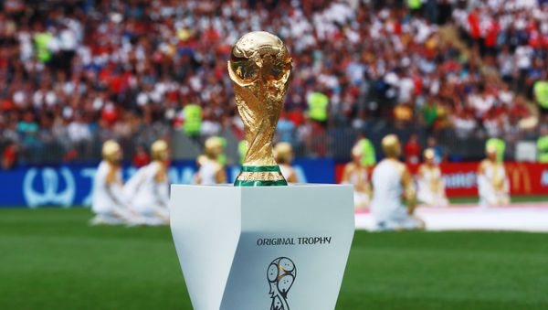 Кубок на поле перед началом финального матча чемпионата мира по футболу между сборными Хорватии и Франции - Sputnik Азербайджан