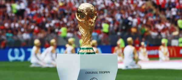 Кубок на поле перед началом финального матча чемпионата мира по футболу между сборными Хорватии и Франции - Sputnik Азербайджан