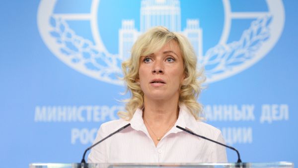 Официальный представитель министерства иностранных дел России Мария Захарова во время брифинга в Москве - Sputnik Азербайджан