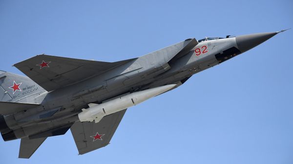Многоцелевой истребитель МиГ-31 с гиперзвуковой ракетой Кинжал на репетиции воздушной части парада Победы в Москве - Sputnik Азербайджан