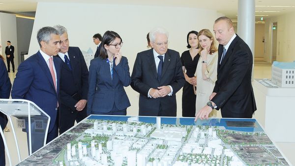 Президенты Азербайджана и Италии Ильхам Алиев и Серджо Маттарелла в ходе выставки Сокровищница литературы в Баку, 19 июля 2018 года - Sputnik Азербайджан
