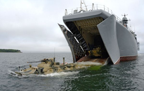 БТР-82А во время высадки с большого десантного корабля Пересвет на тренировке военно-спортивного праздника в честь Дня Военно-Морского Флота России во Владивостоке - Sputnik Азербайджан