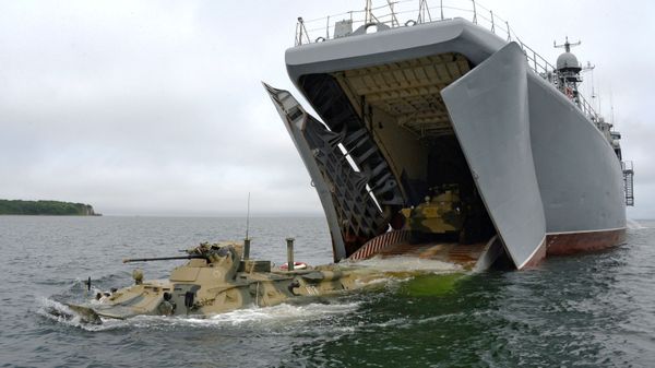 БТР-82А во время высадки с большого десантного корабля Пересвет на тренировке военно-спортивного праздника в честь Дня Военно-Морского Флота России во Владивостоке - Sputnik Азербайджан
