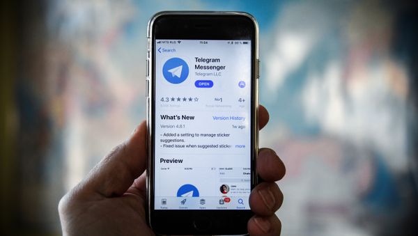 Эмблема мессенджера Telegram на экране смартфона, фото из архива - Sputnik Азербайджан