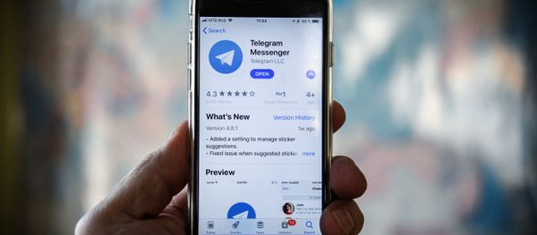 Эмблема мессенджера Telegram на экране смартфона, фото из архива - Sputnik Азербайджан
